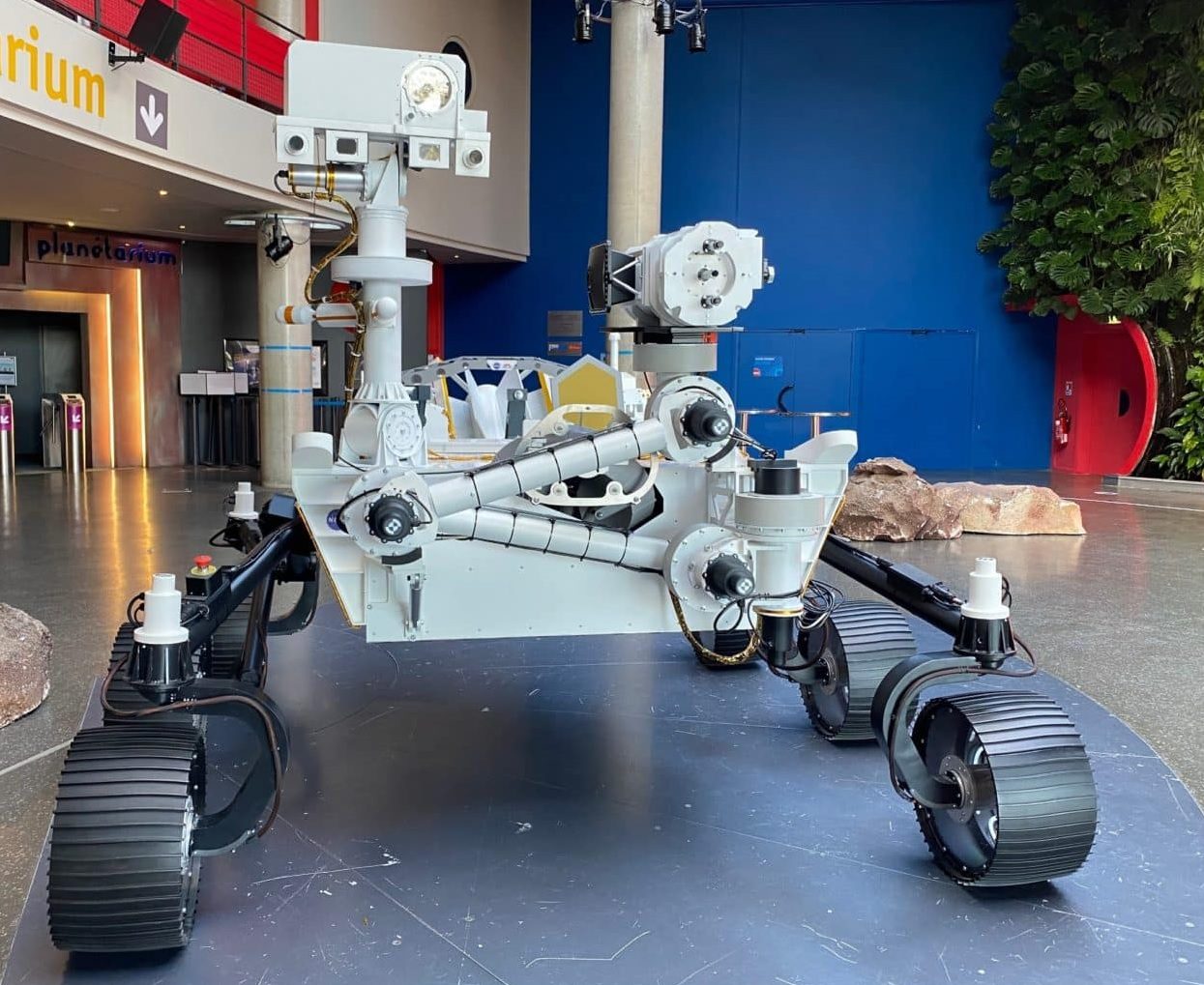 Maquette robotisée du rover Perseverance — Cité de l'espace, Toulouse